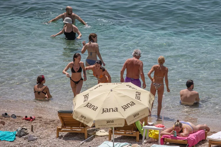  Dubrovnik: Popularna dubrovačka gradska plaža Banje puna je turista 