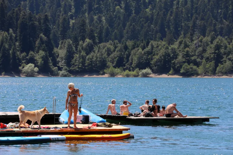 Izletnici uživaju na plaži Njupač uz Lokvarsko jezero 