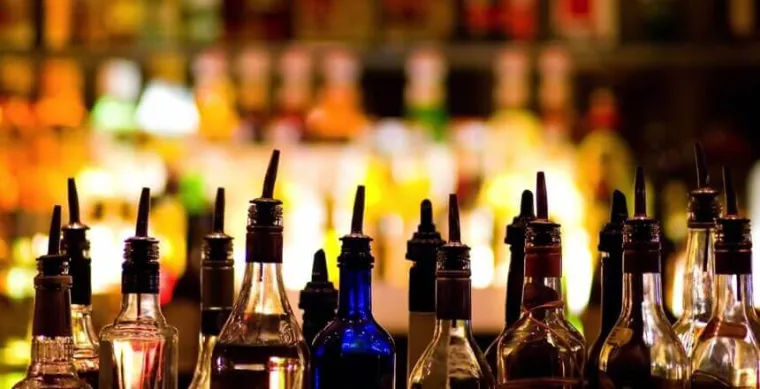 4.Ne pijete vodu uz alkohol ili kavu:
Alkoholna pića su diuretici, što znači da pokreću vaše tijelo da više mokri. A puno mokrenje može dovesti do dehidracije. Da biste to izbjegli, uskladite svoja pića - jedna čaša vode za svaku šalicu kave ili alkoholnog pića.
