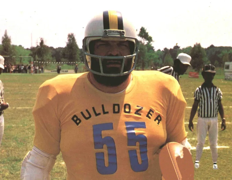 Pred sam kraj života napravio je gre&scaron;ku koja mu je znatno naru&scaron;ila ugled - oku&scaron;ao se u politici. Jednom je prilikom izjavio: "U životu nisam bio samo tri stvari &ndash; baletan, džokej i političar. Budući da prva dva posla ne dolaze u obzir, bacit ću se u politiku". Godine 2005. se priključio Berlusconijevoj stranci Forza Italia. 