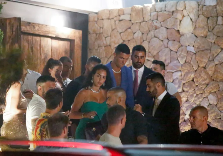 Cristiano i Georgina iza&scaron;li u provod: Sretnih lica uživali s prijateljima i poznanicima