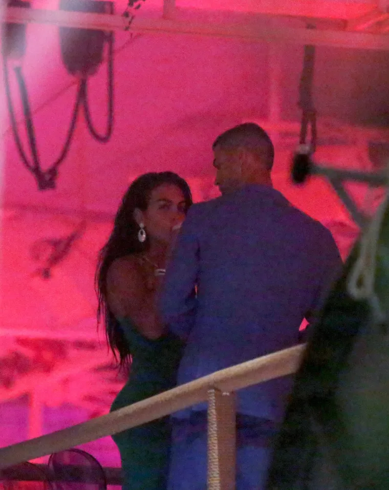 Cristiano i Georgina pojavili se u klubu na poznatoj destinaciji na Mediteranu, nisu mogli skinuti ruke jedno s drugog
