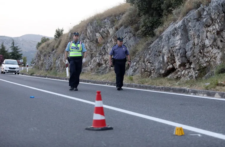 U teškoj prometnoj nesreći automobil sletio s ceste: Jedna osoba smrtno stradala