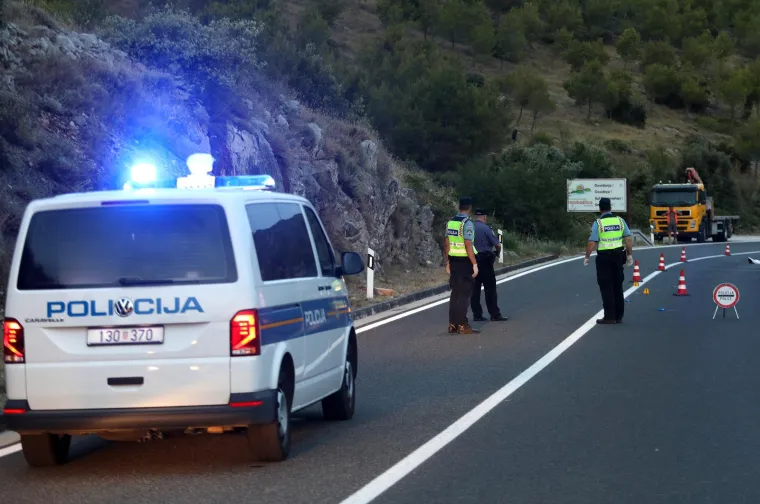 U teškoj prometnoj nesreći automobil sletio s ceste: Jedna osoba smrtno stradala