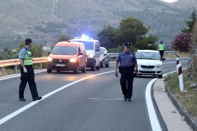 U teškoj prometnoj nesreći automobil sletio s ceste: Jedna osoba smrtno stradala
