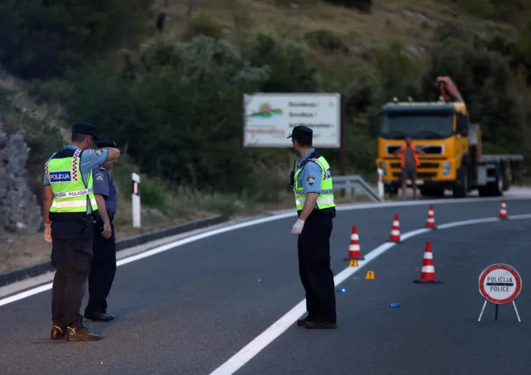 U teškoj prometnoj nesreći automobil sletio s ceste: Jedna osoba smrtno stradala
