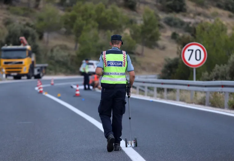 U teškoj prometnoj nesreći automobil sletio s ceste: Jedna osoba smrtno stradala