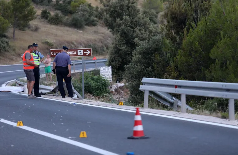 U te&scaron;koj prometnoj nesreći automobil sletio s ceste: Jedna osoba smrtno stradala