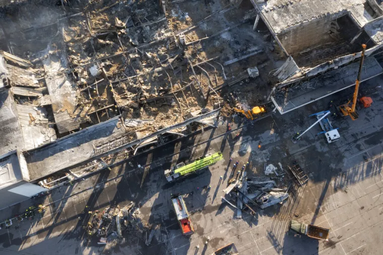 Ugašen požar raketiranog trgovačkog centra, no još se dimi iz ostataka. Hitne službe čitavu večer tražile nestale