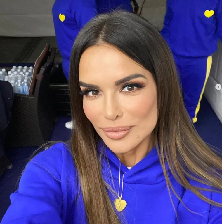 Kroz devedesete i rane dvije tisućite, Severina je bila nezaobilazno ime na festivalima, top ljestvicama i u medijima. Pjesme poput Trava zelena, Ja samo pjevam, Virujen u te i Djevojka sa sela godinama su bile među najpopularnijim pjesmama, a mnogi su već tada znali da će upravo Severina postati jedna od najvećih zvijezda na ovim prostorima. 