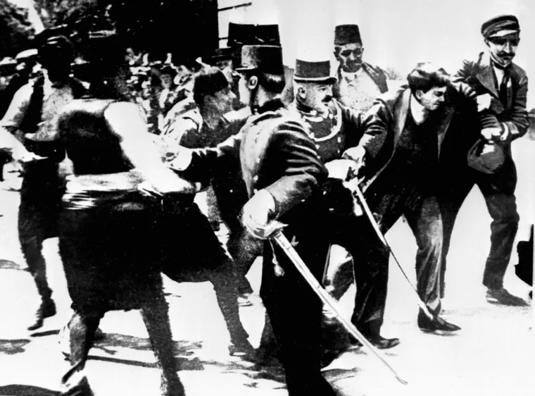 U subotu 28. lipnja 1914. godine Franjo Ferdinand i Sofija von Chotek vlakom su stigli u Sarajevo. General Oskar Potiorek, guverner provincije Bosne i Hercegovine čekao ih je na kolodvoru kako bi ih odveo na primanje u Gradsku vijećnicu.   Franjo Ferdinand i Sofija von Chotek bili su u drugom automobilu s Oskarom Potiorekom i grofom von Harrachom. Krov automobila bio je spušten kako bi okupljena gomila imala što bolji pogled na ugledne goste.  