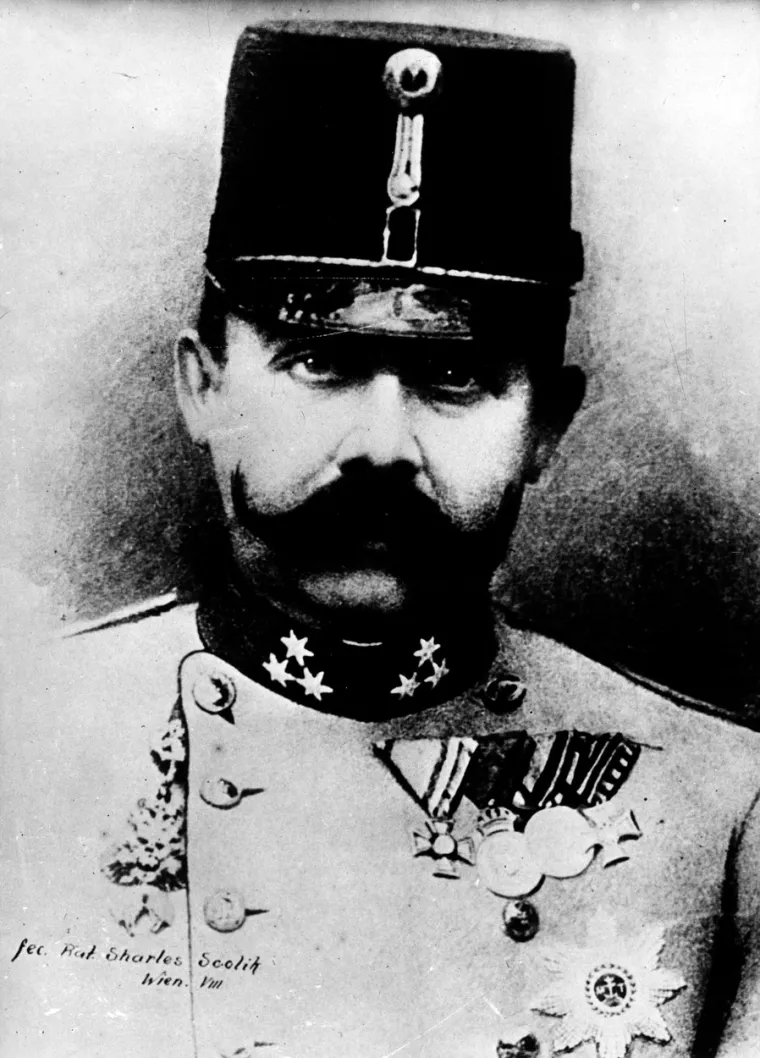 Naredni atentator bio je Nedeljko Čabrinović. Oko 10:15 sati bacio je bombu na nadvojvodino vozilo. Međutim, vozač, koji je vidio kako nešto leti prema vozilu, je ubrzao te je bomba eksplodirala ispod kotača idućeg automobila. Tada su ozbiljno ranjene dvije osobe koje su se nalazile u automobilu iza vojvodinog - Eric von Merizzi i grof Boos-Waldeck. Šrapneli bombe pogodili su i desetak promatrača.