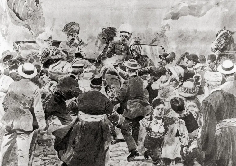 Situacija za Austro-Ugarsku nakon atentata je bila prilično jednostavna. Prijestolonasljednik je bio ubijen od pripadnika udruženja &quot;Mlada Bosna&quot; koji su bili obučavani i naoružani u Beogradu. Također Austro-Ugarska policija je našla dokument o organizaciji atentata potpisan od Nikole Pašića 5. lipnja 1914. godine (23 dana prije atentata) u kojem je napisan i nadimak jednog od atentatora. Srbija će 1917. godine izvesti pred sud sada nepoželjnog Dragutina Dimitrijevića Apisa zbog zločina nevezanih s ovim Sarajevskim atentatom i on će tada priznati da ga je organizirao u svojstvu &quot;Glavnog zapovjednika Srpske vojne tajne službe&quot;. Na kraju zbog drugih zločina koje nije ni počinio Apis je 1917. godine osuđen i strijeljan.