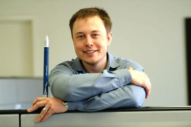 Elon Musk rođen je u Pretoriji u Južnoj Africi 28. lipnja 1971. godine. Elonovoj majci Maye nije bilo nimalo lako odgajati troje djece uz supruga nasilnika. Naime, prije nego što se udala za Elonova oca, Maye se s 15 godina počela baviti manekenstvom i kasnije, kada je završila fakultet, otvorila je svoju nutricionističku kliniku. Te nesretne 1970. godine udala za inženjera Errola te rodila sina Elona devet mjeseci poslije. U trenutku kada se udala imala je samo 22 godine, a godinu dana kasnije dobila je sina Kimbala, a ubrzo i kćer Toscu.