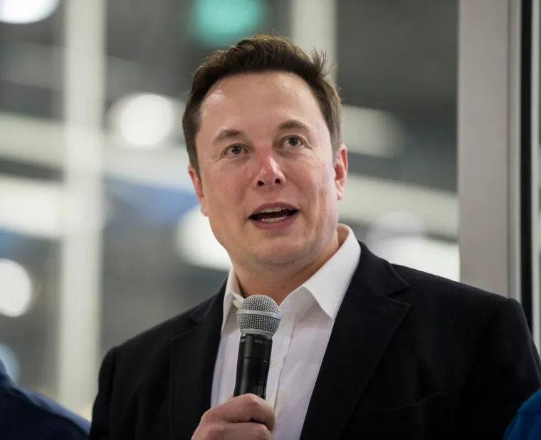 Podsjetimo, na svoj 47. rođendan, Musk je dao veliki intervju u kojem je spomenuo svoju vlastitu žrtvu u posljednjih 15 godina dižući Teslu od startupa do velike kompanije koja proizvodi stotine tisuća automobila. Otkrio je da radi i do 17 sati dnevno, ponekad tvornicu ne napušta danima, a godišnji odmor nije uzeo od 2001. godine: &quot;Napunio sam 47 godina u srpnju, a rođendan sam proveo na poslu. Od 0 do 24, tijekom noći, bez prijatelja, obitelji, ikoga. Ako nađete nekoga tko može obavljati ovaj posao bolje od mene, svakako mi javite. Odmah mu predajem kormilo. Ima li netko tko posao može obaviti bolje od mene!?&quot;, rekao je Musk.
