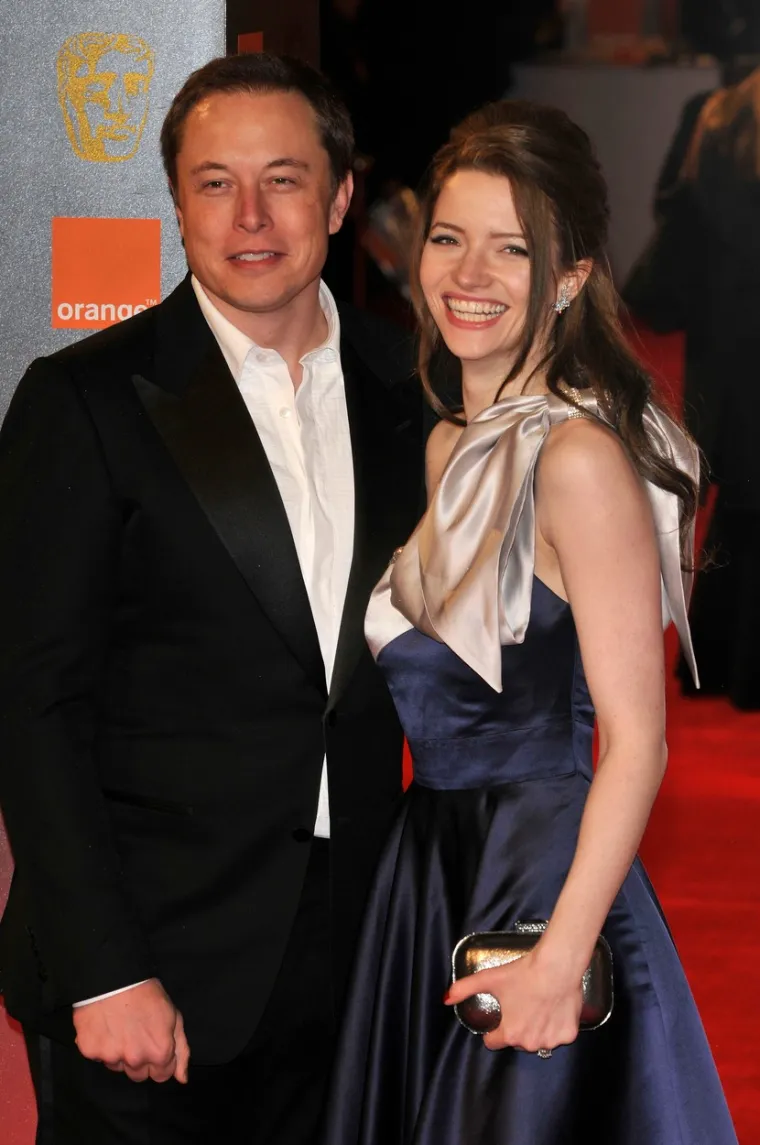 Elon Musk ženio se tri puta. Prvi je put stao pred oltar s Justine Musk, koja mu je rodila petero djece. Justine se 2000. udala za Elona i ubrzo su dobili sina Nevadu. Nakon toga su išli na postupak umjetne oplodnje i dobili su blizance, a zatim i trojke. Osam godina kasnije, ostavio je svoju suprugu i petero djece zbog britanske glumice Talulah Riley. Justine je od braka s milijarderom ostala samo vila u Los Angelesu koja će pripasti njihovoj djeci kada postanu punoljetni. S Talulah  je pred oltar stajao dva puta.  Vjenčali su se 2010. i brak im se raspao dvije godine kasnije. Pomirili su se 2013. i ponovo izgovorili sudbonosno &apos;da&apos;, ali 2016. su se drugi put razveli i to je bio njihov kraj.  Nakon razvoda, bio je u nasilnoj vezi s bivšom suprugom Johnnyja Deppa, Amber Heard.