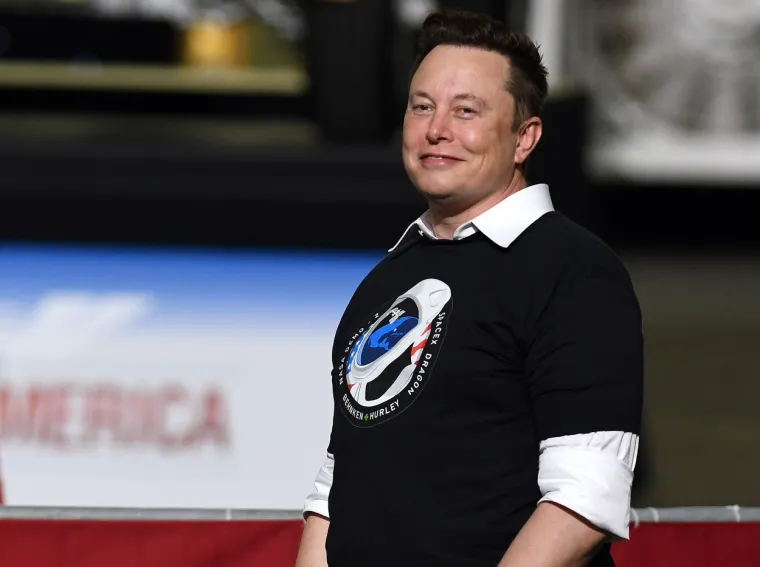 Nova knjiga Ashlee Vance &quot;Elon Musk: Tesla, Space X i traganje za fantastičnom budućnosti&quot; donosi i najsitnije detalje o životu ovog tehnološkog giganta. Knjiga donosi brojne anegdote i citate koje bacaju najiskrenije svjetlo na Muska. Primjerice; &quot;On je neka vrsta beskućnika, što mi je stvarno smiješno. Poslao bi mi e-mail i rekao, &apos;Nemam gdje spavati večeras. Mogu li doći do tebe&apos;. Nisam mu dao ključ niti išta&quot;, rekao je jednom Larry Page, šef Googlea, o Elonu Musku koji ima kuću u Los Angelesu, no ne u Silikonskoj Dolini koju često posjećuje zbog rada u Tesli.