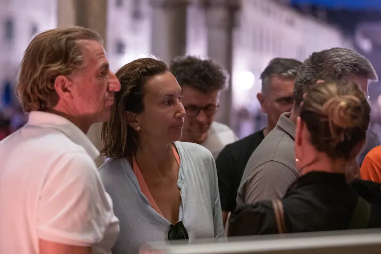 Prevruće za donji dio: Iva Majoli prošetala Stradunom samo u košulji, ispod sijevnule brutalne noge