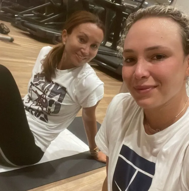 Prevruće za donji dio: Iva Majoli prošetala Stradunom samo u košulji, ispod sijevnule brutalne noge