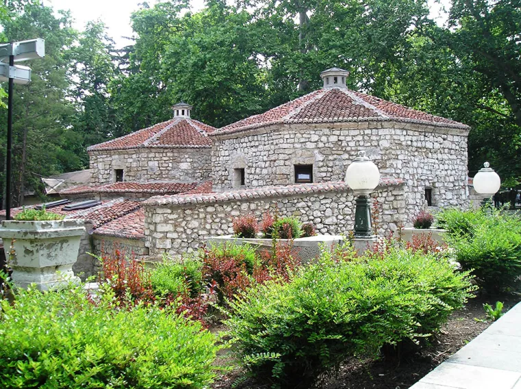 Sokobanja
55 kuna  - noćenje u privatnom apartmanskom smještaju za dvoje, bez obroka
18000 kuna  - dva noćenja za dvoje na bazi polupansiona u ekskluzivnom hotelu
