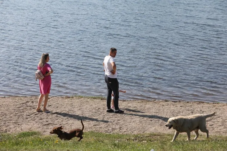 Srebrno jezero
65 kuna - noćenje za dvoje u privatnom apartmanskom smještaju, bez obroka
270 kuna  - noćenje s doručkom u hotelu po osobi
700 kuna - dnevni najam apartmana za četvoro s doručkom u hotelu
