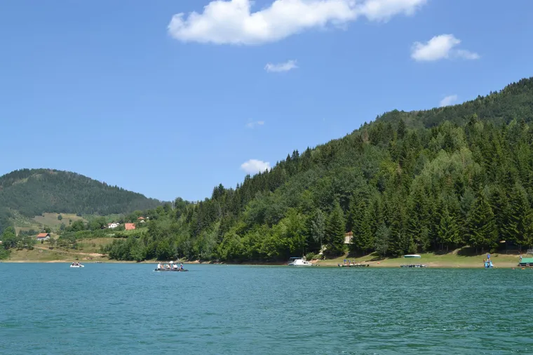 Zlatarsko jezero
45 kuna - noćenje po osobi u &scaron;atoru u kampu 
65 kuna - noćenje u privatnom apartmanskom smje&scaron;taju za dvoje, bez obroka
380 kuna - noćenje bez obroka u hotelskom smje&scaron;taju za dvoje
