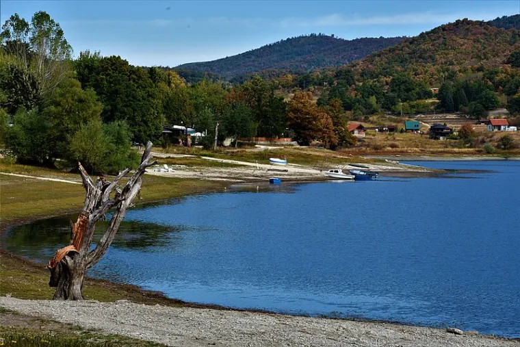 Borsko jezero
75 kuna - noćenje u privatnom apartmanskom smje&scaron;taju za dvoje, bez obroka
Od 300 do 500 kuna  - noćenje s doručkom u hotelu po osobi
