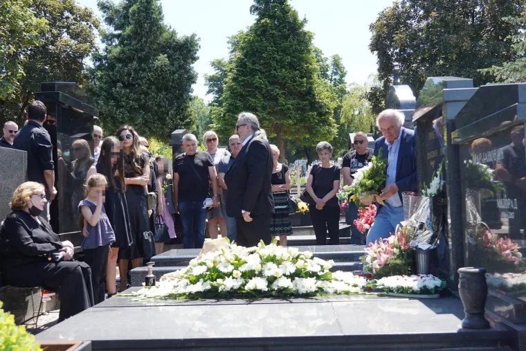 Velike je neugodnosti dožilio i 2001. godine, kada ga je u vlastitoj kući opljačkao doktor pravnih znanosti i bivši srpski ministar kulture, Željko Simić.
Nakon Vitorove prijave da mu nedostaje novac, ali i skupocjena kutija za duhan, kao i srebrni svijećnjak, predmeti izuzetne vrijednosti iz 19. stoljeća, policija je odmah reagirala. Vrlo su brzo došli do zaključka da je stvari, s obzirom na to da su postepeno nestajale, počeo krasti netko tko je često dolazio u njihov stan.