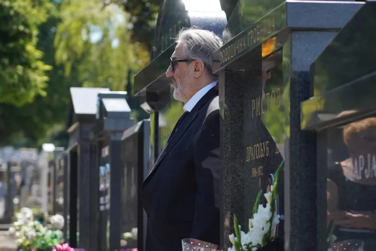 Ubrzo je shvatio da je kradljivac doktor pravnih znanosti i bivši srpski ministar kulture, Željko Simić. On je Vitoru odnio novac, ali i skupocjenu kutiju za duhan, kao i srebrni svijećnjak, predmete izuzetne vrijednosti iz 19. stoljeća. Kradljivca su otkrili uz pomoć nadzornih kamera. Bivši ministar kulture samo je jedna od brojnih &quot;glavešina&quot; s kojom je prijateljevao Miša Grof. Često se družio i s bivšim ministrom policije Radmilom Bogdanovićem te jednim od bivših načelnika MUP-a, koji mu je postao i kum.