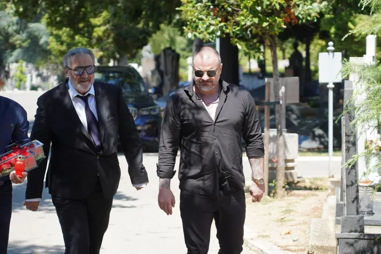 Zanimljivo je i da je Miša Grof navodno sudjelovao u višegodišnjem suđenju u Sremskoj Mitrovici, u čijoj blizini je iskopan takozvani &quot;avarski pojas&quot; neprocjenjive vrijednosti. Podsjetimo, pojas je otkriven tokom nelegalnih iskopavanja metala detektorom, a njegovi dijelovi su kasnije prodani trgovcu antikviteta u Beogradu. Tokom transakcije predmeta uslijedila je policijska zapljena i konačno je pojas stigao u ruke stručnjaka iz Muzeja Srijema. Miša ga je htio kupiti, ali je imao konkurenta.