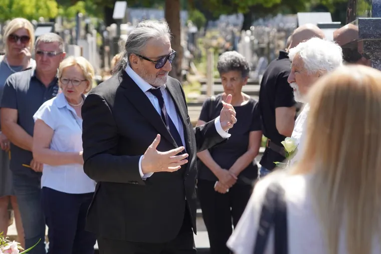 Još jedna velika nepoznanica kada je u pitanju Ristović jest i njegova bivša žena, Vidojeva majka - Marija. Ono što je sigurno jest da su se supružnici davno rastali te da su se sastali ponovno na sprovodu svoga sina. Jedina Marijina fotografija prije te bila je upravo fotografija s nevjestom, našom voditeljicom Nikolinom Pišek te Marijinim unukama.