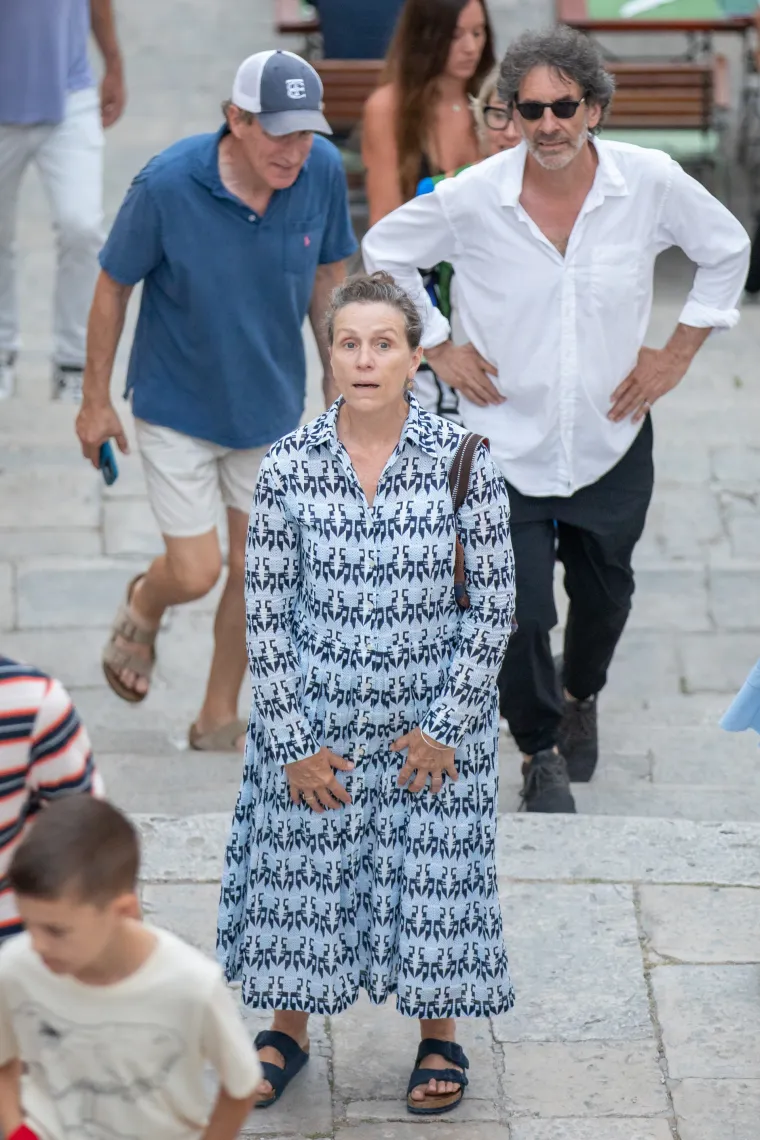 Čuvena Frances McDormand stigla u Dubrovnik: Nešto nije bila oduševljena kad je vidjela fotografe...