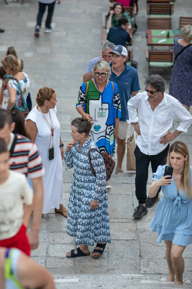 Čuvena Frances McDormand stigla u Dubrovnik: Nešto nije bila oduševljena kad je vidjela fotografe...