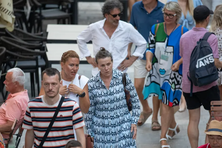 Čuvena Frances McDormand stigla u Dubrovnik: Nešto nije bila oduševljena kad je vidjela fotografe...