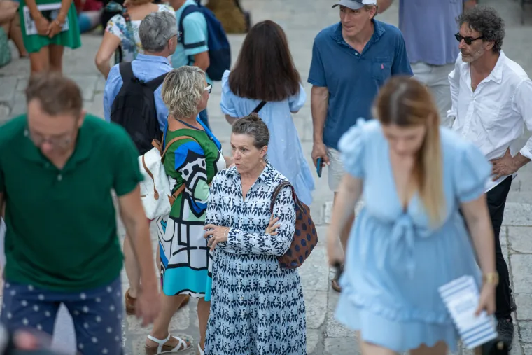 Čuvena Frances McDormand stigla u Dubrovnik: Nešto nije bila oduševljena kad je vidjela fotografe...