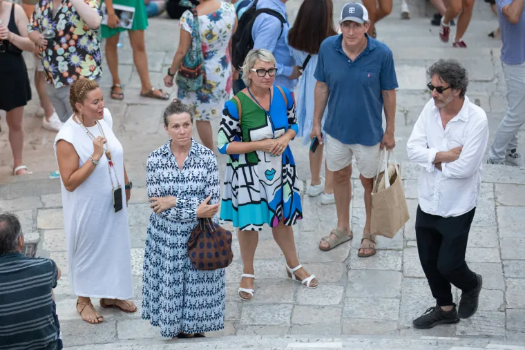 Čuvena Frances McDormand stigla u Dubrovnik: Nešto nije bila oduševljena kad je vidjela fotografe...