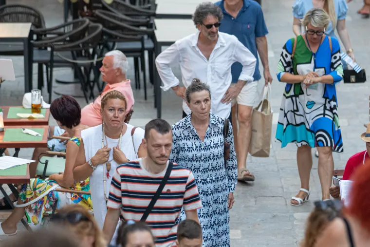 Čuvena Frances McDormand stigla u Dubrovnik: Nešto nije bila oduševljena kad je vidjela fotografe...
