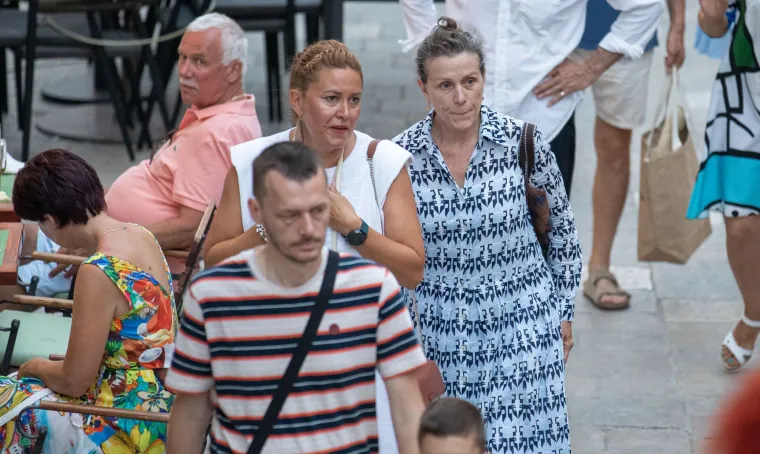 Čuvena Frances McDormand stigla u Dubrovnik: Nešto nije bila oduševljena kad je vidjela fotografe...