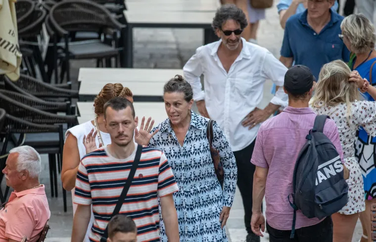 Čuvena Frances McDormand stigla u Dubrovnik: Nešto nije bila oduševljena kad je vidjela fotografe...