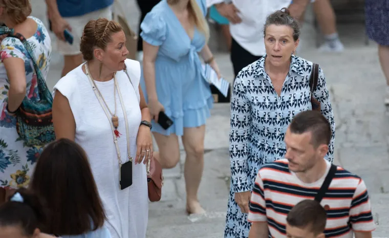 Čuvena Frances McDormand stigla u Dubrovnik: Nešto nije bila oduševljena kad je vidjela fotografe...
