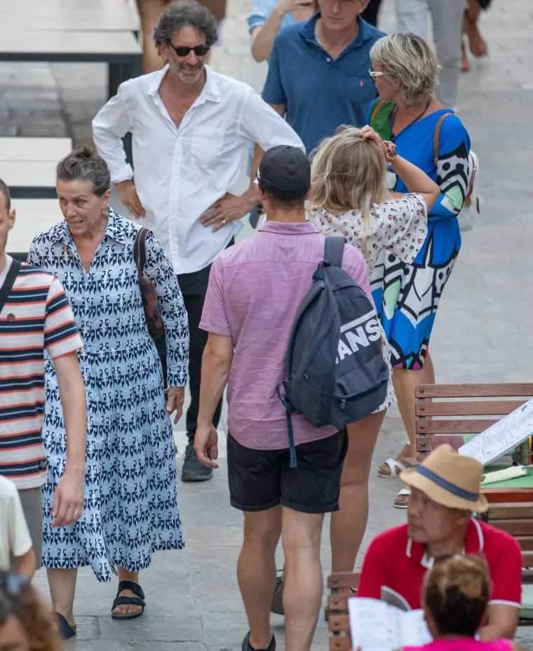 Čuvena Frances McDormand stigla u Dubrovnik: Nešto nije bila oduševljena kad je vidjela fotografe...