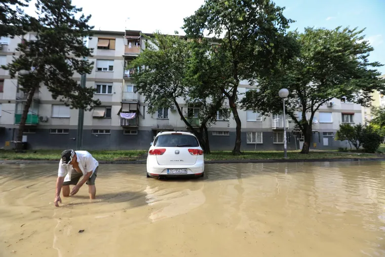 U Gajnicama pukla cijev, poplavljeno parkiralište i okolne ulice: 'Djeca i psi jedini guštaju...'