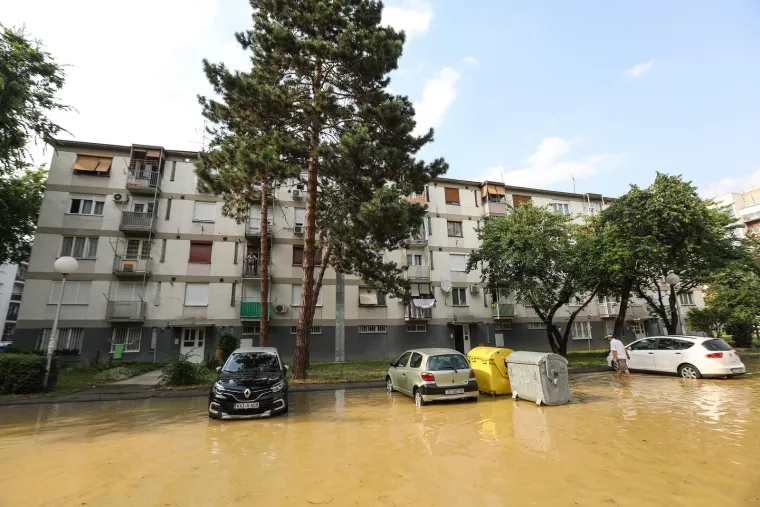 U Gajnicama pukla cijev, poplavljeno parkiralište i okolne ulice: 'Djeca i psi jedini guštaju...'