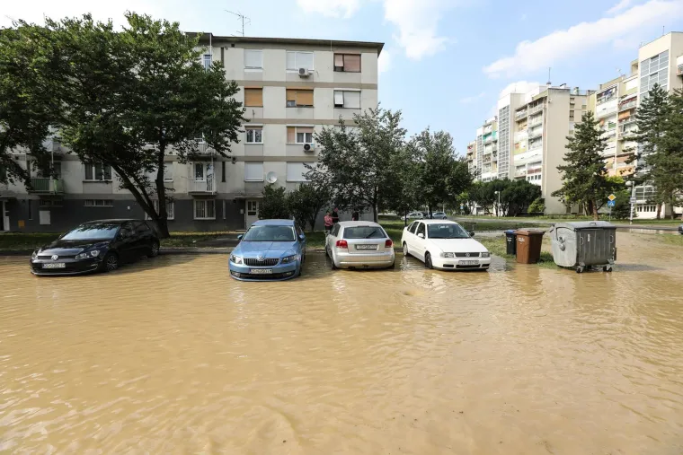 U Gajnicama pukla cijev, poplavljeno parkiralište i okolne ulice: 'Djeca i psi jedini guštaju...'