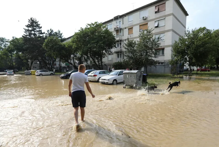 U Gajnicama pukla cijev, poplavljeno parkiralište i okolne ulice: 'Djeca i psi jedini guštaju...'