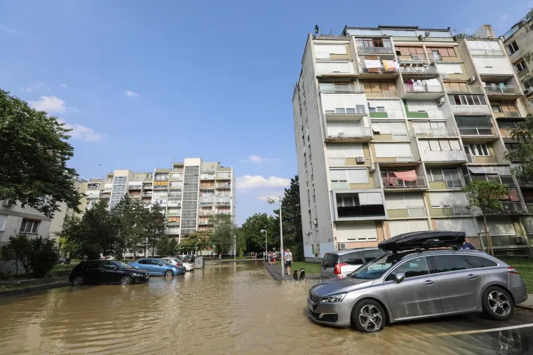 U Gajnicama pukla cijev, poplavljeno parkiralište i okolne ulice: 'Djeca i psi jedini guštaju...'