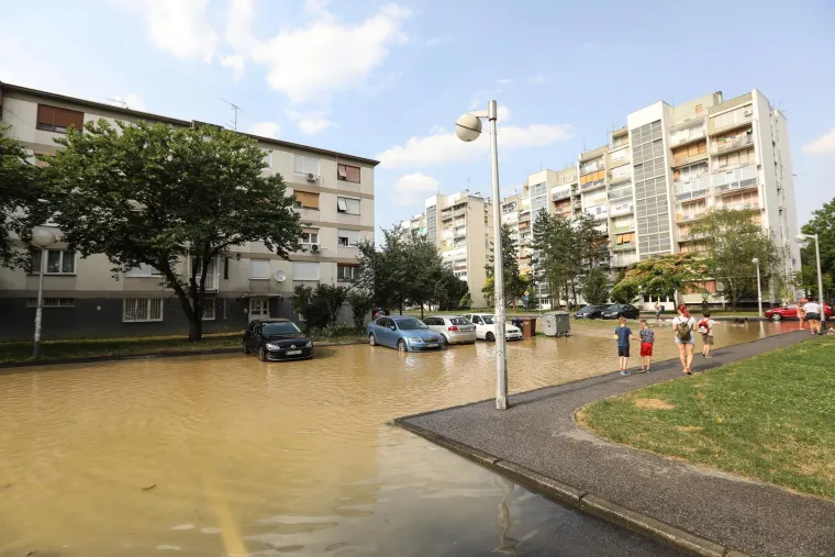 U Gajnicama pukla cijev, poplavljeno parkirali&scaron;te i okolne ulice: 'Djeca i psi jedini gu&scaron;taju...'
