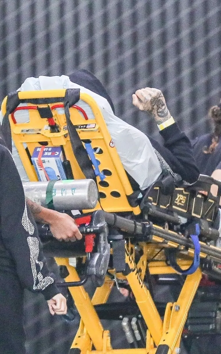Nažalost, dio zavjeta Kourtney Kardashian i Travisa Barkera &quot;u bolesti&quot; već je postao realnost… Bubnjar je upravo hospitaliziran, a njegova nova supruga je u strahu dok čeka novosti o njegovu medicinskom stanju.