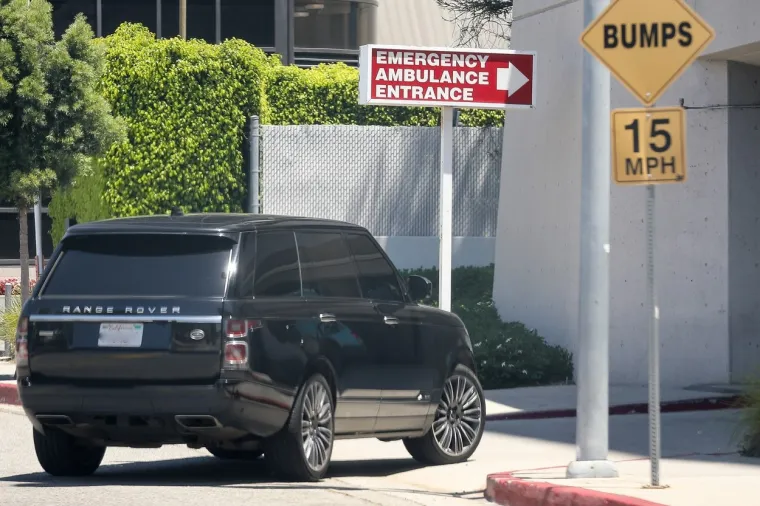 Kourtney Kardashian je izvan sebe, Travisa Barkera odvezla hitna pomoć, njegova kći zavapila: 'Sjetite se mojeg tate u moltivama...'