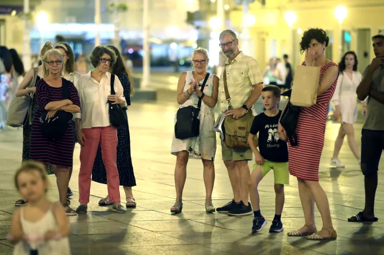 Ulična zabavljačica privukla prolaznike ludim akrobacijama: Svi su u čudu promatrali što žena izvodi s vatrom